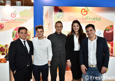 Foto di gruppo presso lo stand Giaccio Frutta.