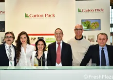 Foto di gruppo allo stand Carton Pack. Da sinistra a destra: Toni Azzella, Chiara Turco, Agata Costanzo, Francesco Bianco, Mario Valenzano e Paul Subrt.