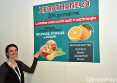 Elisa Penna mostra il nuovo fungicida Xedathane 20 della Cedax.