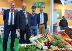 Foto di gruppo presso lo stand della ditta sementiera Cora Seeds: Rick Naber, Maurizio e Alessandro Bacchi, Dick Sinnige.