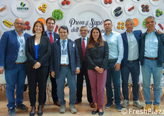 Foto di gruppo allo stand Gautier Sementi. Benedetto Granata (resp. Sud Italia), Pauline Fargier-Puech (resp. prod. lattuga), Eric Barneron (resp. pomodoro), Jean Marc Faou (direttore commerciale di Gautier Semences), Anna Iannelli (assistente vendite), Gennaro Rimoli e Fabio Firrincieli (responsabili sviluppo Sicilia) e Ivano Aringoli.