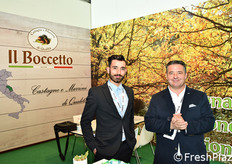 Sante Farinelli (a destra) con il figlio Simone. Il Boccetto e' specializzata in castagne e marroni di montagna.