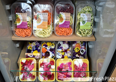 Spaghetti vegetali e fiori edibili allo stand de L'Insalata dell'Orto.