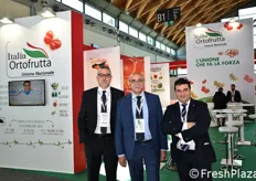 Italia Ortofrutta Unione Nazionale. Da sinistra, il direttore Vincenzo Falcone, il presidente Gennaro Velardo e il responsabile OP, Giulio Tagliani.
