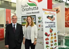 Presso la collettiva di Italia Ortofrutta incontriamo anche Domenico Sergi (presidente Paimfrut, aderente a OP AgriSicilia) e Ada Santonocito (direttore commerciale di Paimfrut).
