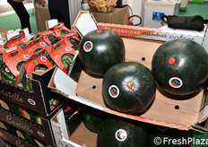 A sinistra nella foto: confezioni monofrutto con pratica maniglia.