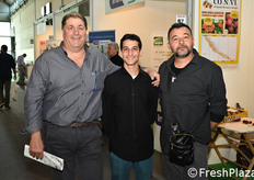 Passando da un padiglione all'altro, ci imbattiamo in alcuni amici: Ettore Navarra (a sinistra), Alessandro Evangelisti (a destra, con suo figlio Luca) di Le Aie, aderente al Consorzio Produttori Aglio di Voghiera.