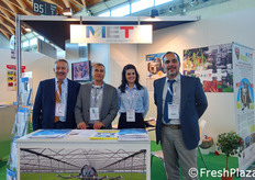 Foto di gruppo allo stand MET. Federico Ponti, Fabio Senese e Luciano Fontana, in compagnia della hostess.