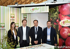 Un nuovo progetto imprenditoriale si e' presentato a Macfrut: si tratta di un nuovo progetto incentrato sul melograno e che vede la collaborazione l'azienda Masseria Fruttirossi di Castellaneta (in Puglia) e la B&B Frutta di Bussolengo (VR). Il target di mercato dei prodotti, freschi e trasformati, che saranno connotati da un nuovo brand (Lome Super Fruit) e' costituito dalla GDO italiana e internazionale, e le relative piattaforme distributive. In foto: Sara Angeli, Fabio Brentegani, Dario De Lisi e Davide De Lisi.