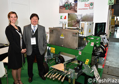 Lo stand delle Officine Mingozzi, con l'apparato per il pirodiserbo. In foro: Mara Bertoni e Marco Mingozzi.