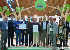 Foto di gruppo tra imprenditori e responsabili di banca.