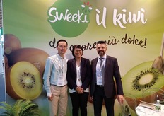 "Nella foto, da sinistra: un cliente da Taiwan, Reen Nordin e Alessio Orlandi (general manager di Origine) al Macfrut. "Abbiamo incontrato – dice Orlandi – diversi clienti del Far East, tra Cina e Taiwan, che credono nel nostro progetto Sweeki, il brand con cui vogliamo promuovere in Italia e nel mondo il kiwi Hayward made in Italy di alta gamma e dal competitivo rapporto qualità-prezzo. Questi contatti ci aiuteranno a programmare per tempo la campagna 2017/18"."
