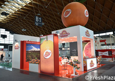 Lo scenografico stand dell'azienda Pannitteri e del suo brand Rosaria, identificativo dell'arancia rossa.