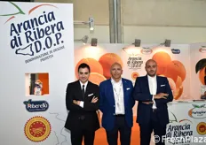 Paolo, Biagio e Vincenzo Parlapiano presso lo stand aziendale. Parlapiano Fruit e' specializzata in Arancia bionda di Ribera (a marchio DOP) e anche in pere estive di varieta' Coscia.