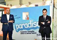 Vincenzo e Paolo Parlapiano insieme al marchio aziendale per l'arancia subacida (Paradiso).