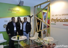 "Giuseppe e Alessandro Speranza (e hostess) in fiera col marchio "Preferiscimi"."