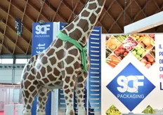 Giraffa a dimensioni naturali presso lo stand della SCF-Sicilferro Torrenovese del Gruppo Scurria. Con la divisione SCF Packaging, e' protagonista nel settore degli imballaggi per il trasporto di prodotti agroalimentari.