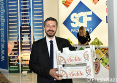 Alessandro Scurria (in foto), contitolare del Gruppo, mostra alcuni imballaggi in Polistirene Espanso Sinterizzato (EPS), appositamente sviluppati per i settori orticolo, ortovivaistico, caseario, ittico, medicale, oltre a vari usi nella catena del fresco.