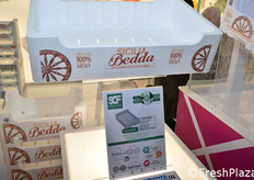 Il polistirolo e' amico della natura, perche' e' riciclabile al 100%. La leggerezza lo contraddistingue, ma anche la sua alta la capacità di resistere a tutto; l'elasticita' permette di assorbire gli urti, la leggerezza ne rende agevole il trasporto, l'igienicita' protegge i prodotti dalla contaminazione e, in ultimo, ma non meno importante, la possibilità di essere riproducibile nelle forme piu' varie. In fiera, una teca mostrava la capacita' dell'imballo di reggere a condizioni di forte umidita'.