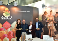 Sicilio, il marchio del ficodindia siciliano della OP La Deliziosa, si e' presentato con uno stand di prestigio. In foto: Giuseppina Furnari, Salvatore Bua, Pietro Bua e Pietro Bua J.