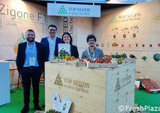 Presso lo stand della sementiera Top Seeds troviamo: Fabrizio Iurato, Pino Fioretti, Valentina Gambino e Giovanni Causarano.