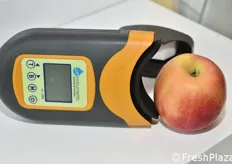 Evoluzione del DA-Meter, strumento portatile in grado di misurare in modo non invasivo il livello di clorofilla presente nella polpa di un frutto.