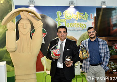 Salvatore Lotta con il figlio Marco presso l'area riservata alla OP Agricola Campidanese allo stand Unaproa.