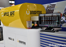 Medaglia d'oro al Macfrut Innovation Award, Unical 8.0 si distingue per la forte innovazione che la rende la prima macchina al mondo pensata per essere sanificabile al 100% ed evitare cosi' la contaminazione dei frutti sani durante il processo di lavorazione.