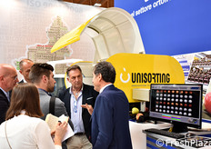 Angelo Benedetti (sulla destra, di spalle), illustra ad alcuni visitatori interessati le specifiche tecniche di Apples Sort.