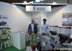 Seminatrici di precisione per Agricola italiana. Da sinistra Mattia Vettorato e Mauro Smaniotto.