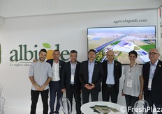 Marchio Albisole per romangola Agricola Guidi,azienda che si sta imponendo nella produzione e commercializzazione di albicocche con oltre 300 ettari di superficie. Da sinistra Gianmarco Benvenuti, Roberto Tassinari, Massimiliano Benvenuti, Roberto Guidi, Marco Lessi, Francesca Corzani, Paolo Negroni.