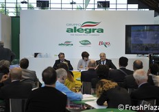 A Macfrut è stato presentato un accordo siglato fra Apoconerpo e Legambiente per l'ottenimento di produzioni sempre più rispettose dell'ambiente. Al tavolo dei relatori, Davide Vernocchi (presidente Apo Conerpo), Rossella Muroni (Legambiente), Gianni Amidei (Ad Valfrutta Fresco).