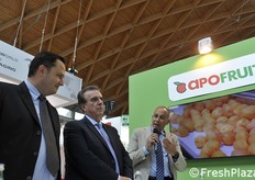 Accordo fra Apofruit e Piraccini Secondo durante la presentazione in fiera. Ilenio Bastoni (Apofruit), Valchirio Piraccini (Piraccini Secondo), Mirco Zanotti (Apofruit).