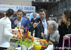 Tanti gli stand che hanno organizzato assaggi di frutta.