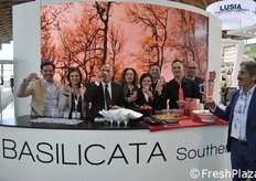 Fragole protagoniste allo stand della Basilicata. Al centro del gruppo, mentre degusta un frullato di fragole (rigorosamente regionali) l'assessore Luca Braia.