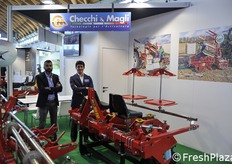 Claudio Zarri e Giacomo Ballandi fra le machcine della Checchi&Magli.