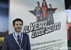 "Chimiberg ha presentato soluzioni concentrate in base acqua. Nella foto Massimo Bestetti mostra lo slogan "Il vero eroe sei tu", riferito all'agricoltore..."