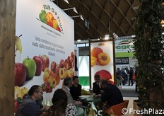 Al lavoro presso l'associazione di produttori Eur.Op.Fruit.