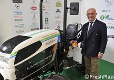 Giorgio Lucchi, presidente di Hyntesys, di fianco al primo trattore a propulsione elettrica.