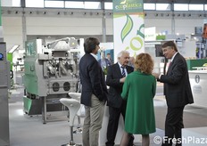 Renzo Piraccini (a destra) presidente di Cesena Fiera a colloquio con espositori.