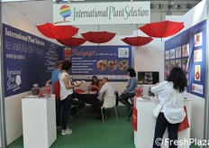 Ombrellini rossi capovolti all'International Plant Selection. Seduta in fondo, Edwige Remy.