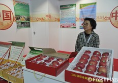 Mele cinesi in mostra.