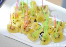 Degustazione di kiwi giallo.