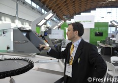 Maf Roda, Ivan Fusconi davanti al pannello di controllo di una macchina selezionatrice, adatta a piccole aziende agricole.