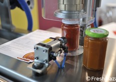 Macchina per concentrare succhi, salse, riempire e chiudere i vasetti, proposta dalla MFT.