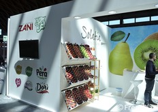 Parte dello stand della Op Granfrutta Zani col marchio Solatia.