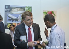 Renzo Piraccini, presidente di Cesena Fiera, a colloquio con un operatore straniero.