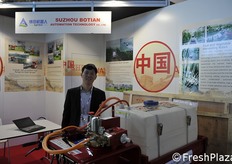 Pengbo Wang mostra un atomizzatore per trattamenti totalmente robotizzato.