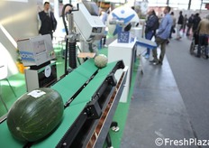 Peso-prezzatrice con ali mobili.