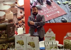 Claudio Luca, fondatore dell'azienda siciliana Bacco, produce e trasforma pistacchi e frutta secca e realizza confetture, liquori e altre prelibatezze.